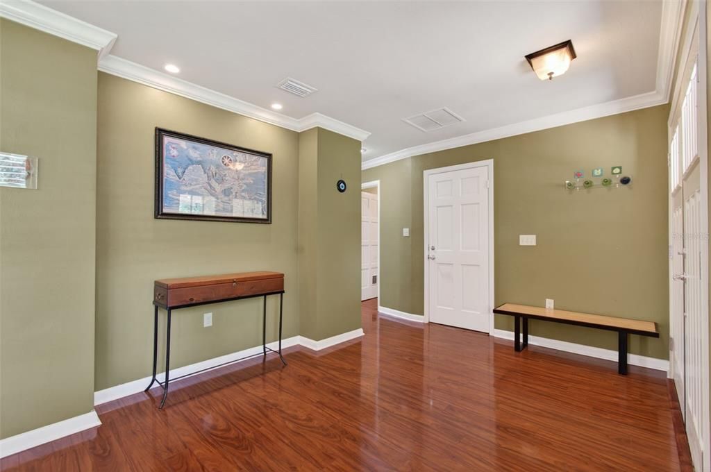 Activo con contrato: $429,900 (4 camas, 2 baños, 2257 Pies cuadrados)