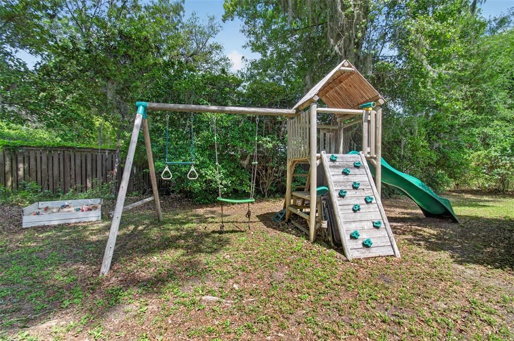 Activo con contrato: $429,900 (4 camas, 2 baños, 2257 Pies cuadrados)