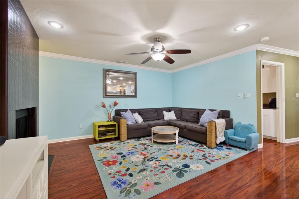 Activo con contrato: $429,900 (4 camas, 2 baños, 2257 Pies cuadrados)