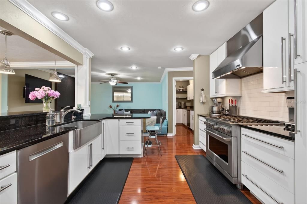 Activo con contrato: $429,900 (4 camas, 2 baños, 2257 Pies cuadrados)