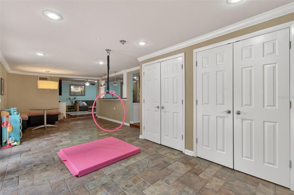 Activo con contrato: $429,900 (4 camas, 2 baños, 2257 Pies cuadrados)