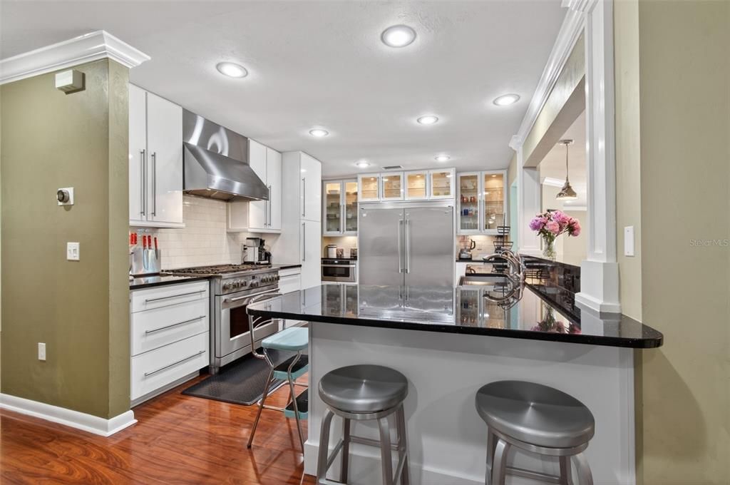 Activo con contrato: $429,900 (4 camas, 2 baños, 2257 Pies cuadrados)