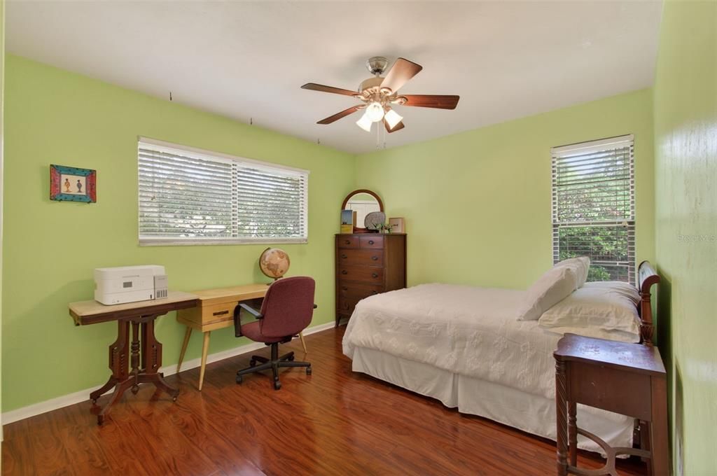 Activo con contrato: $429,900 (4 camas, 2 baños, 2257 Pies cuadrados)