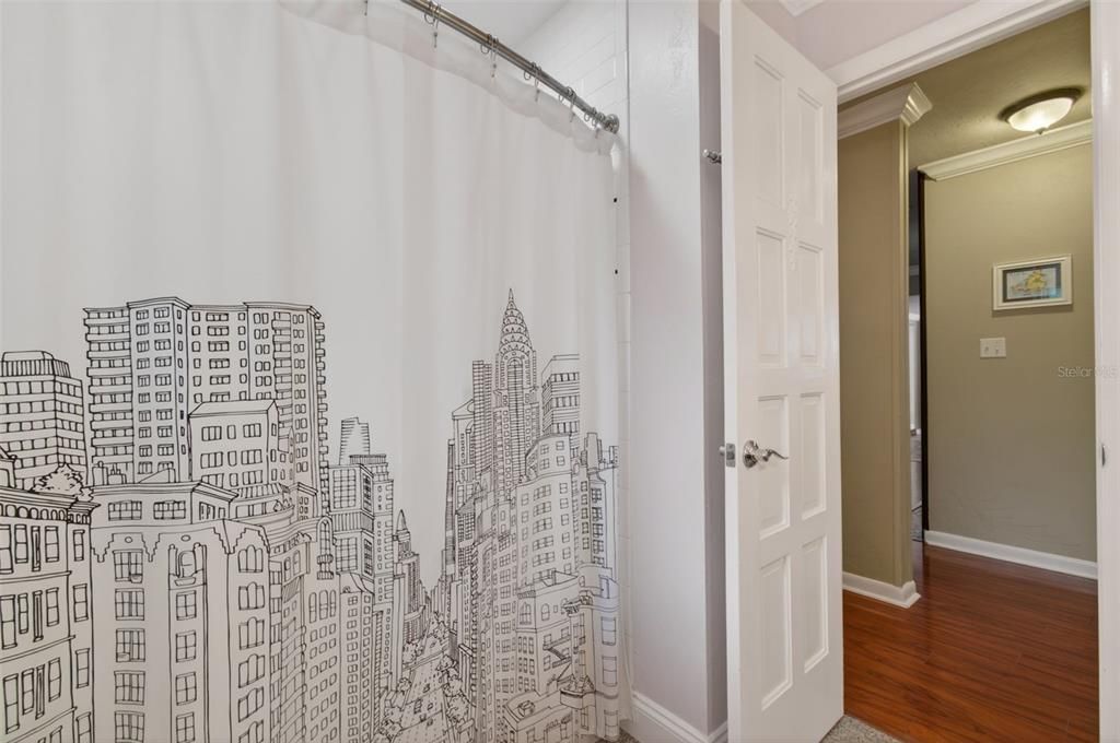 Activo con contrato: $429,900 (4 camas, 2 baños, 2257 Pies cuadrados)