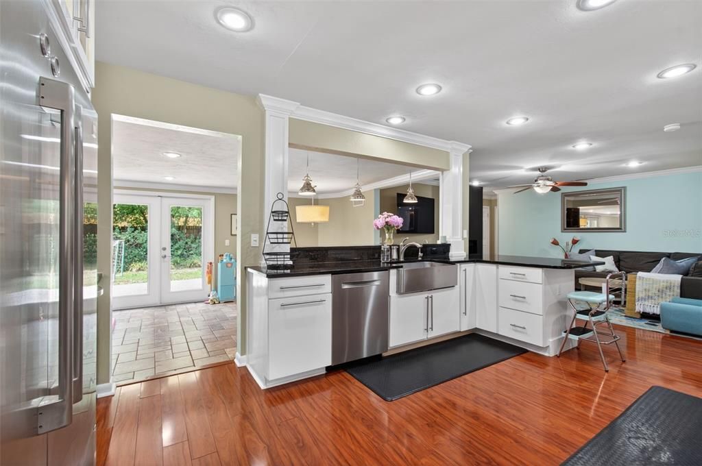 Activo con contrato: $429,900 (4 camas, 2 baños, 2257 Pies cuadrados)