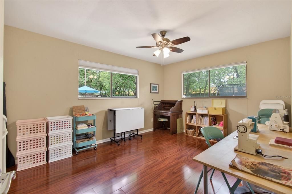 Activo con contrato: $429,900 (4 camas, 2 baños, 2257 Pies cuadrados)