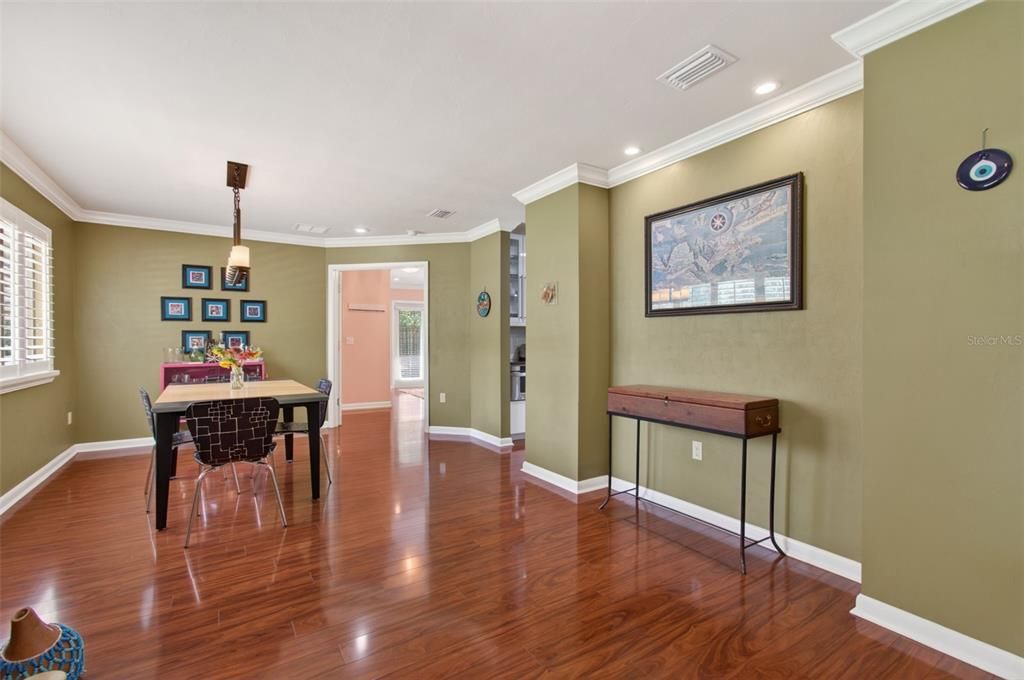 Activo con contrato: $429,900 (4 camas, 2 baños, 2257 Pies cuadrados)