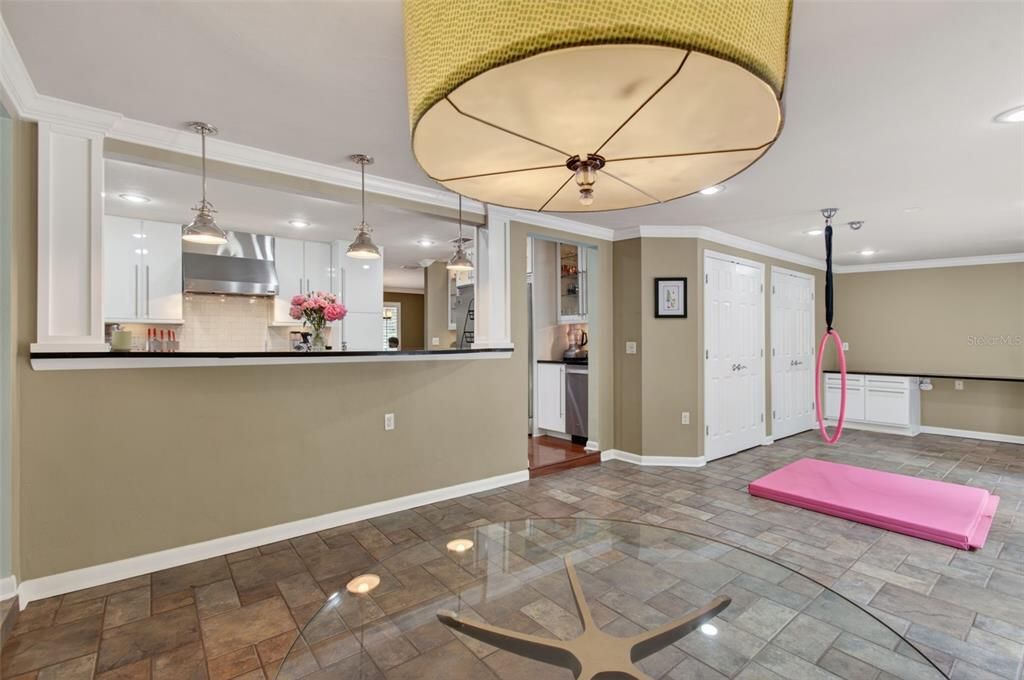 Activo con contrato: $429,900 (4 camas, 2 baños, 2257 Pies cuadrados)