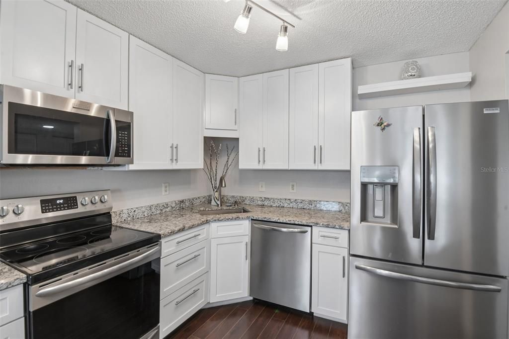 For Sale: $249,000 (2 beds, 2 baths, 874 Square Feet)