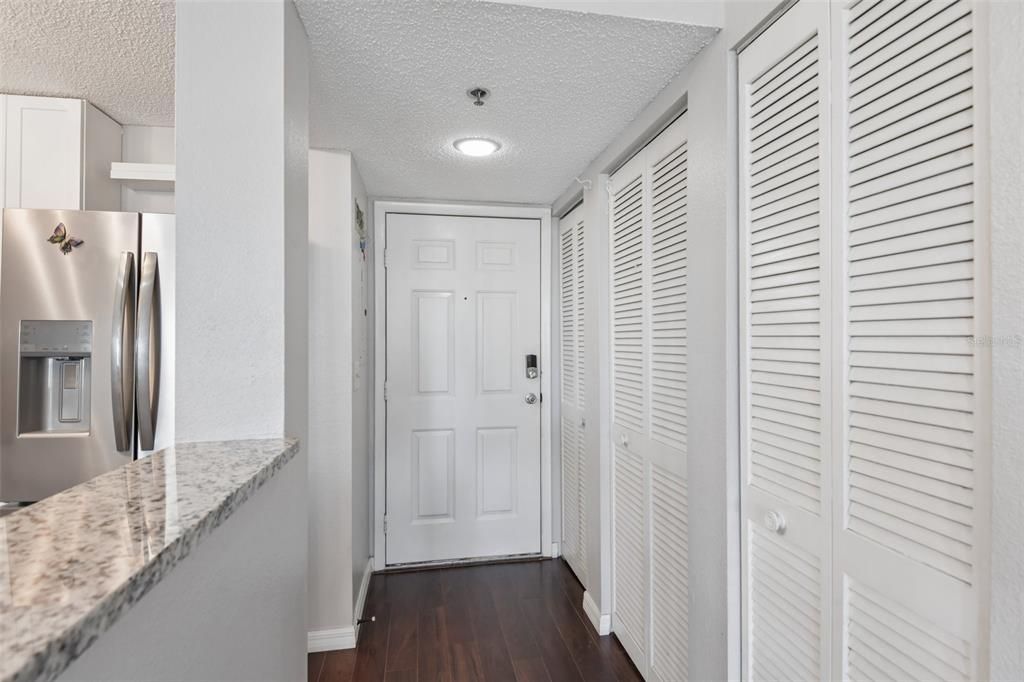 For Sale: $249,000 (2 beds, 2 baths, 874 Square Feet)