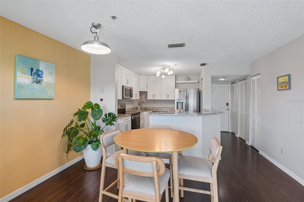 For Sale: $249,000 (2 beds, 2 baths, 874 Square Feet)
