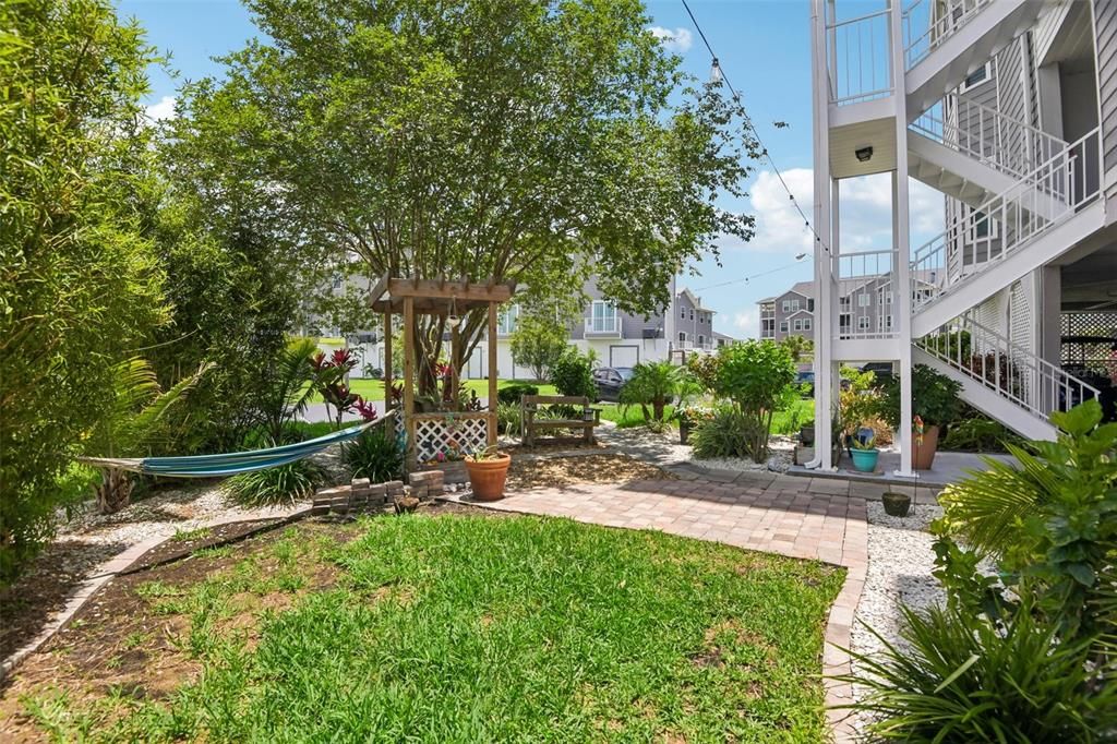 For Sale: $249,000 (2 beds, 2 baths, 874 Square Feet)