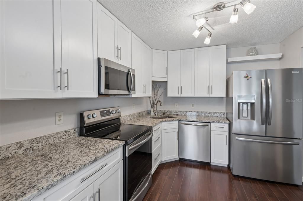 For Sale: $249,000 (2 beds, 2 baths, 874 Square Feet)