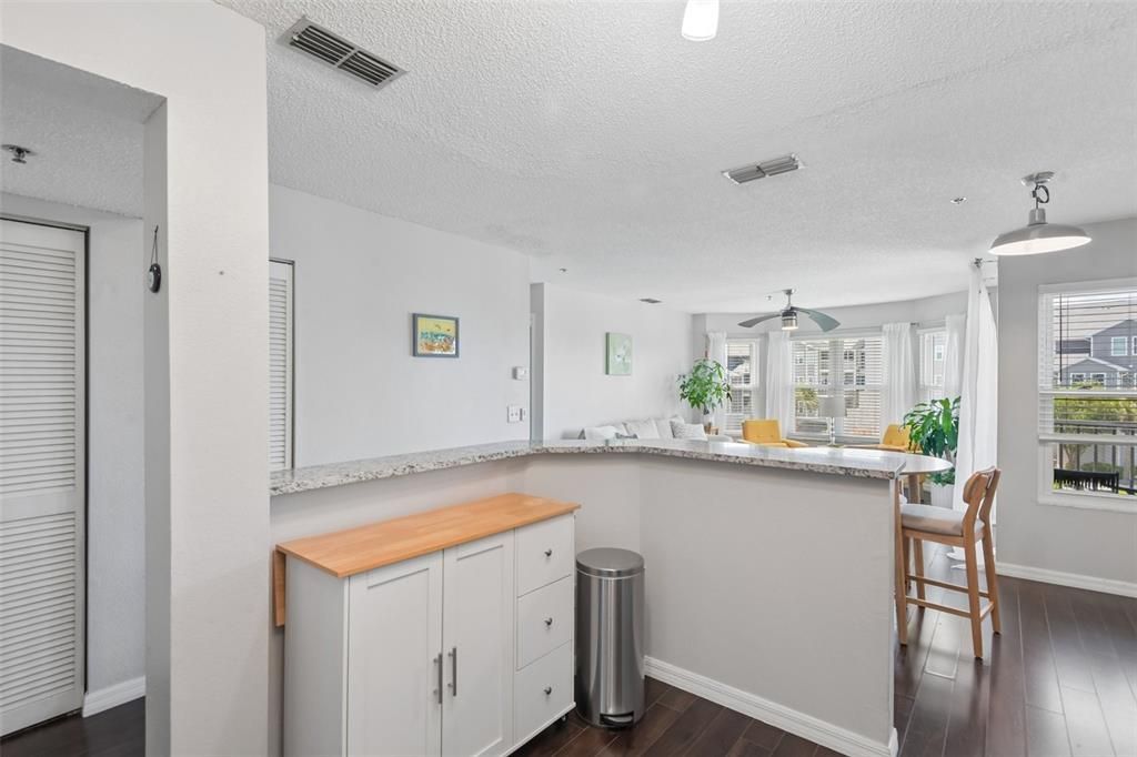 For Sale: $249,000 (2 beds, 2 baths, 874 Square Feet)