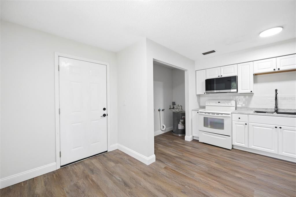 For Sale: $245,000 (2 beds, 1 baths, 840 Square Feet)