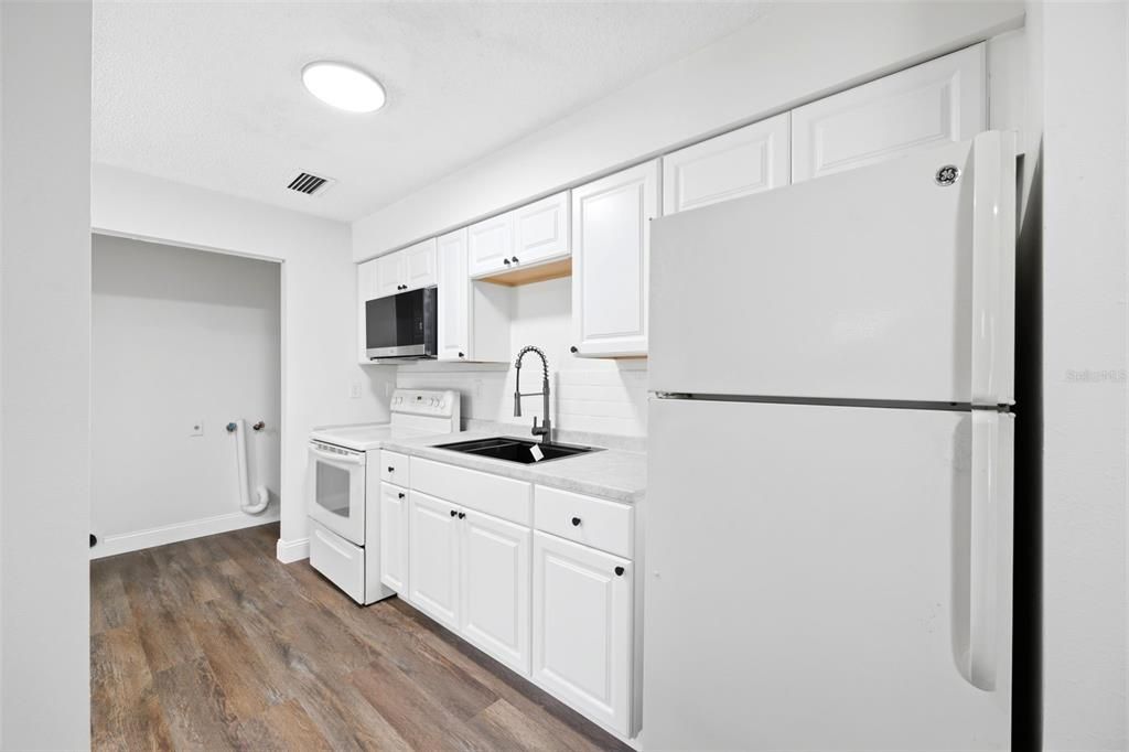 For Sale: $245,000 (2 beds, 1 baths, 840 Square Feet)