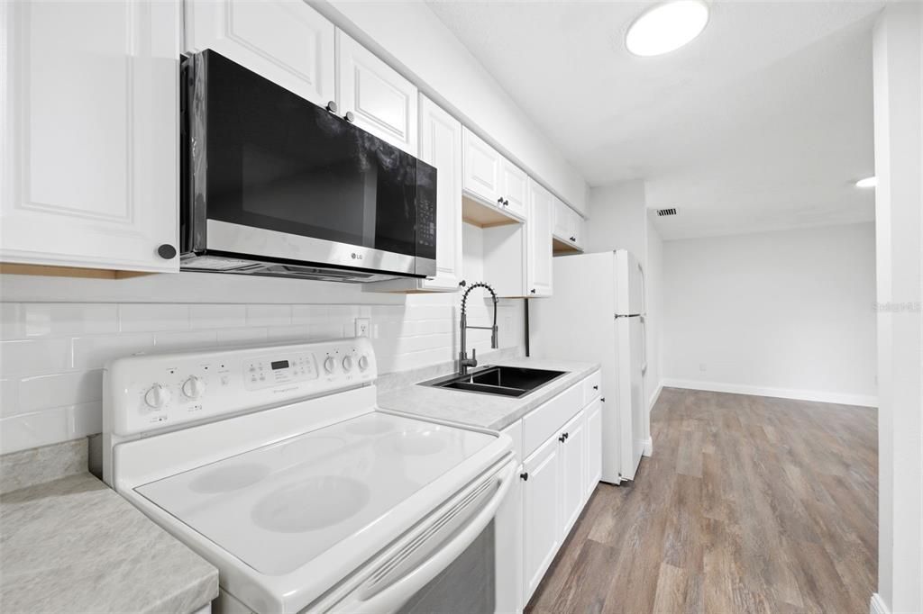 For Sale: $245,000 (2 beds, 1 baths, 840 Square Feet)