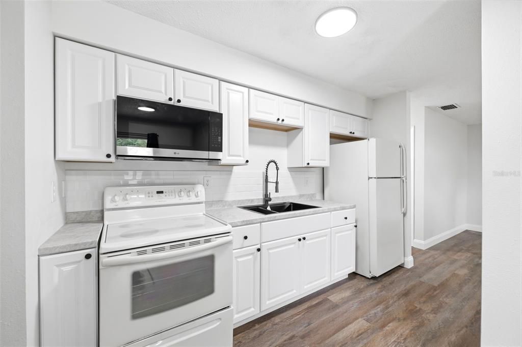 For Sale: $245,000 (2 beds, 1 baths, 840 Square Feet)