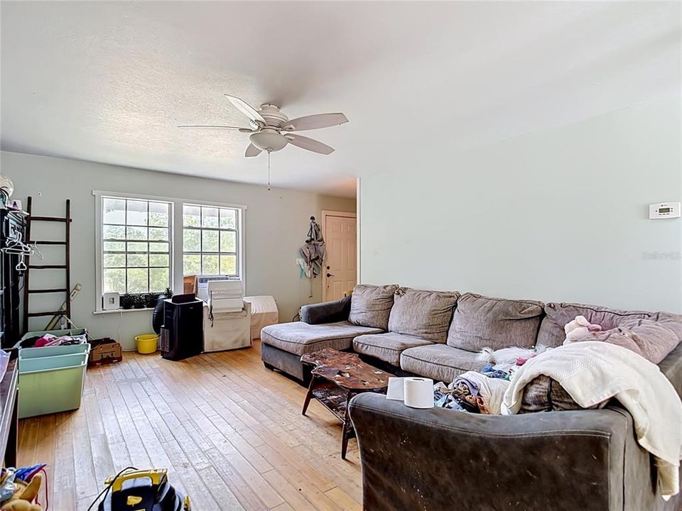 For Sale: $550,000 (3 beds, 2 baths, 1945 Square Feet)
