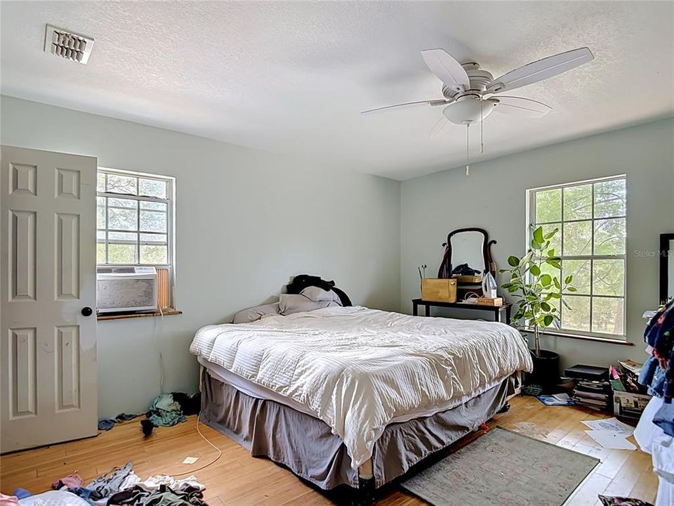 For Sale: $550,000 (3 beds, 2 baths, 1945 Square Feet)