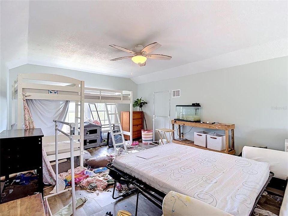 For Sale: $550,000 (3 beds, 2 baths, 1945 Square Feet)