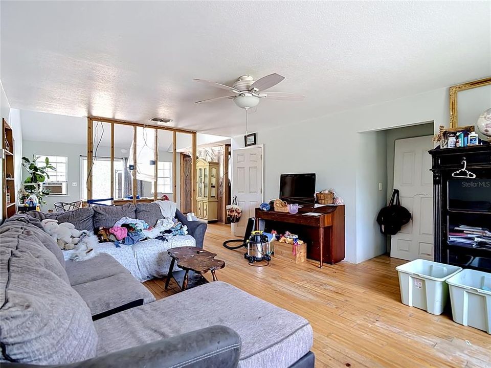 For Sale: $550,000 (3 beds, 2 baths, 1945 Square Feet)