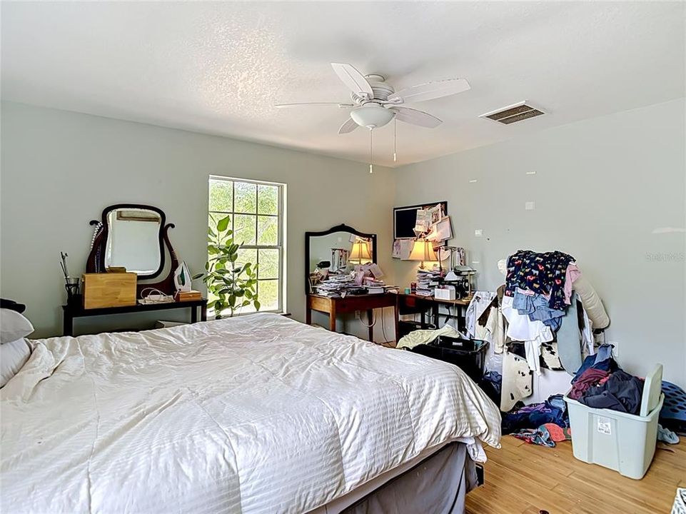 For Sale: $550,000 (3 beds, 2 baths, 1945 Square Feet)