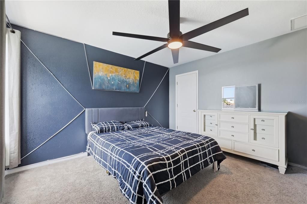 For Sale: $449,000 (5 beds, 2 baths, 2577 Square Feet)