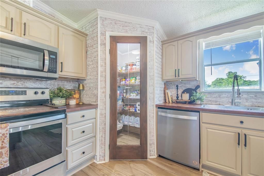 На продажу: $324,900 (4 спален, 2 ванн, 1960 Квадратных фут)
