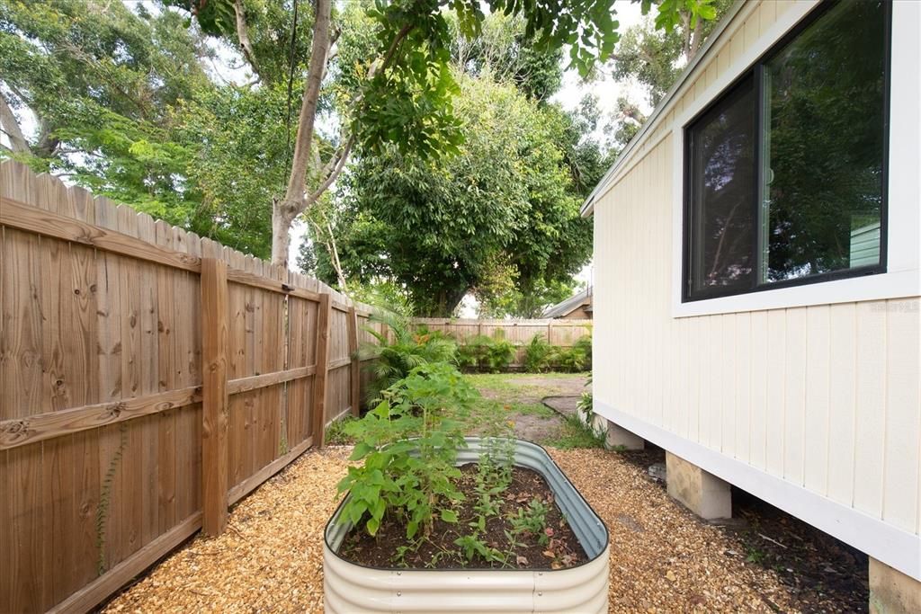 For Sale: $325,000 (2 beds, 1 baths, 800 Square Feet)