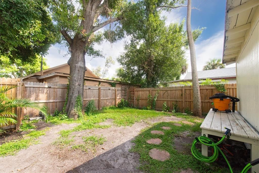 For Sale: $325,000 (2 beds, 1 baths, 800 Square Feet)