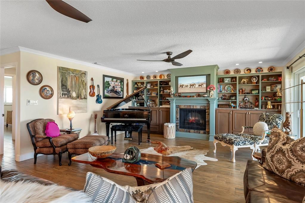 En Venta: $699,000 (3 camas, 3 baños, 1921 Pies cuadrados)