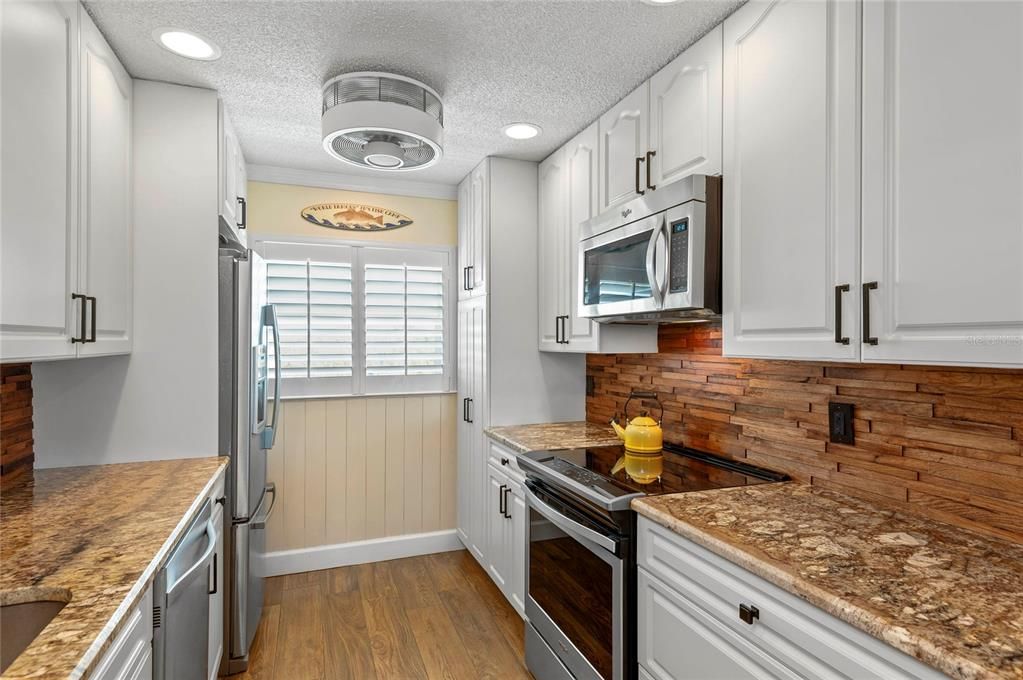 En Venta: $699,000 (3 camas, 3 baños, 1921 Pies cuadrados)