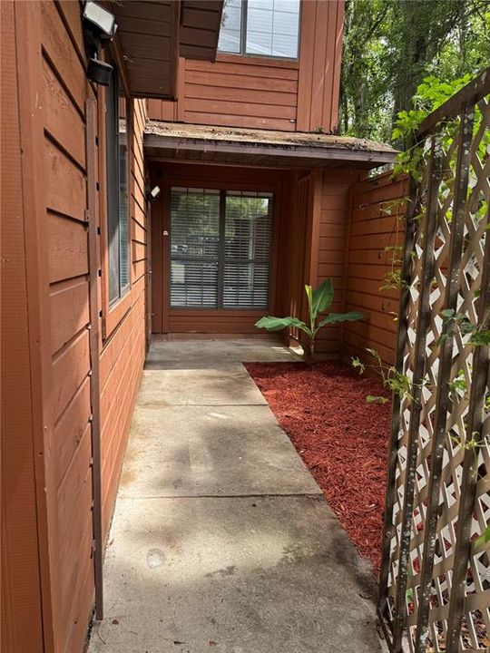 Active With Contract: $195,000 (2 beds, 2 baths, 1106 Square Feet)
