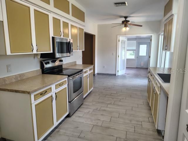 For Sale: $348,500 (3 beds, 2 baths, 1556 Square Feet)