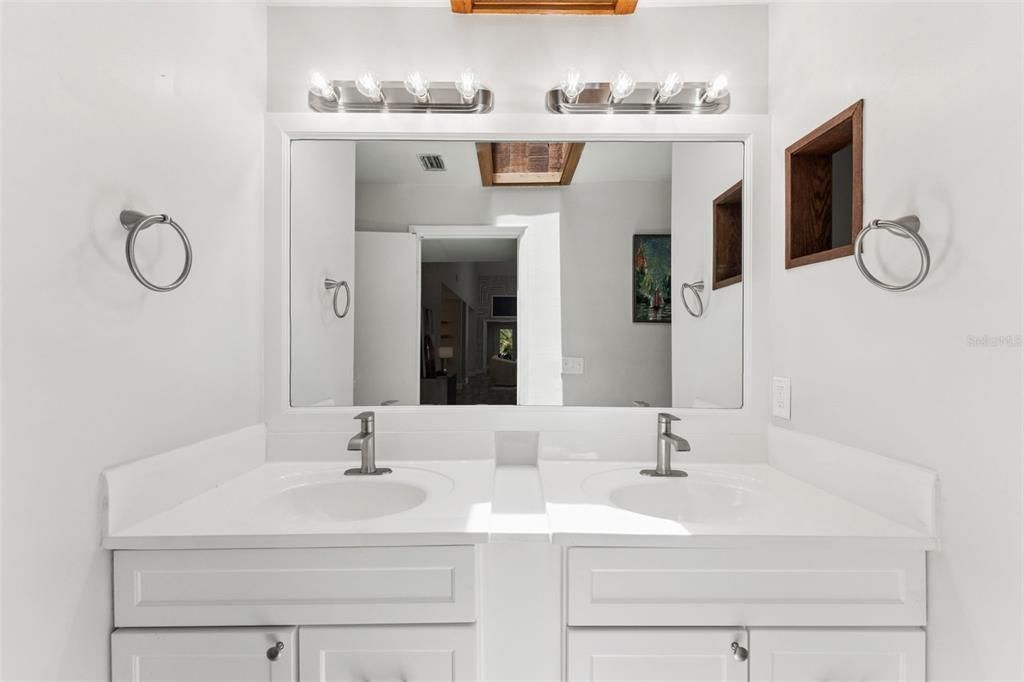 For Sale: $519,900 (4 beds, 2 baths, 2572 Square Feet)