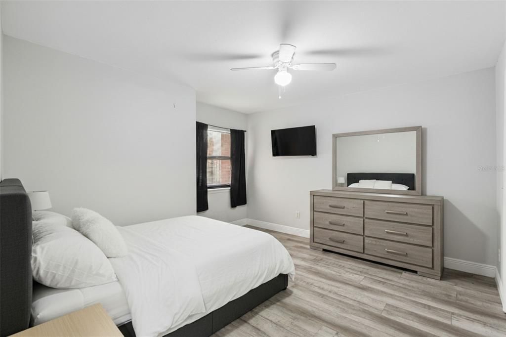 For Sale: $519,900 (4 beds, 2 baths, 2572 Square Feet)