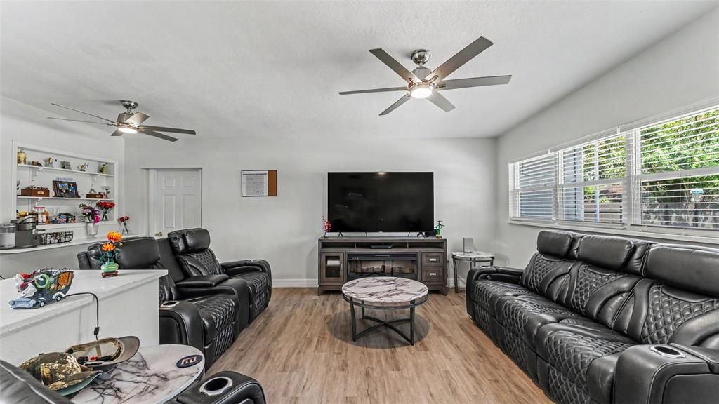 Active With Contract: $240,000 (4 beds, 2 baths, 1638 Square Feet)