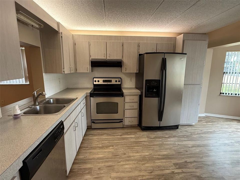 For Sale: $99,900 (2 beds, 2 baths, 1245 Square Feet)