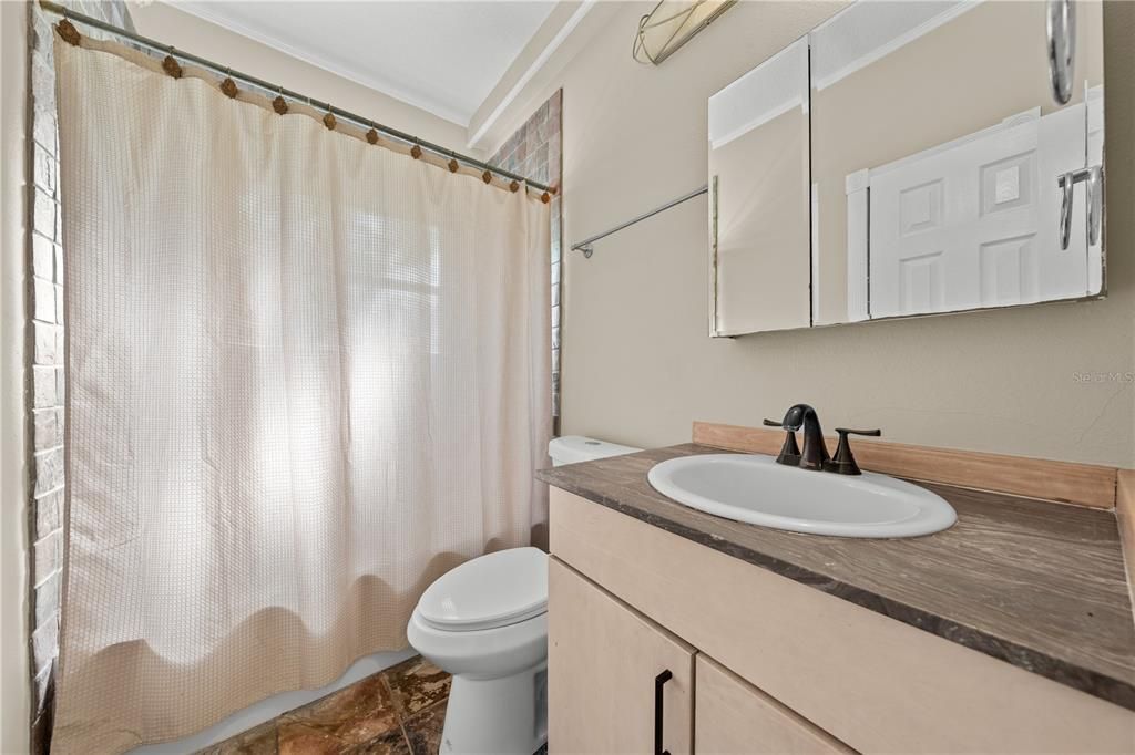 На продажу: $239,000 (2 спален, 2 ванн, 999 Квадратных фут)