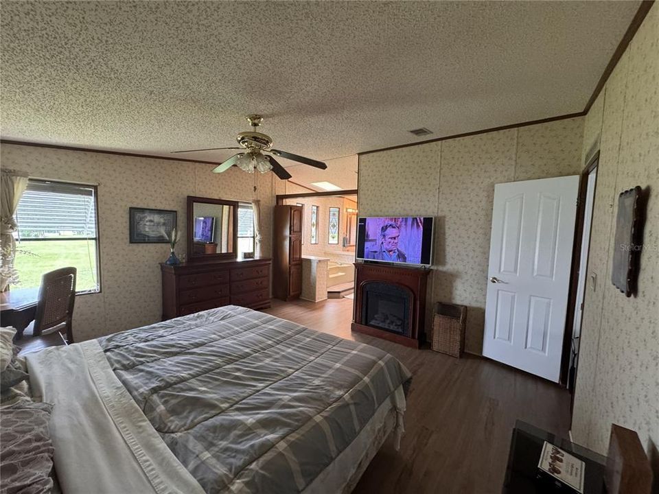 For Sale: $165,000 (2 beds, 2 baths, 1638 Square Feet)