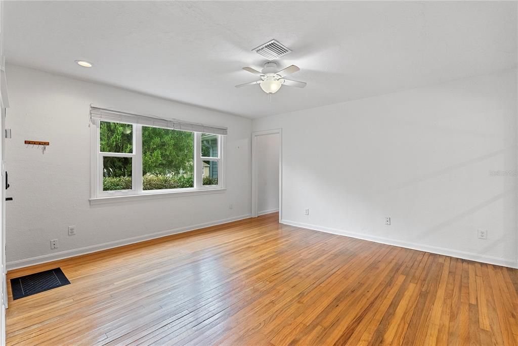 For Sale: $310,000 (3 beds, 1 baths, 1176 Square Feet)