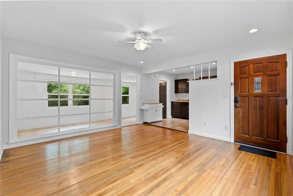 For Sale: $310,000 (3 beds, 1 baths, 1176 Square Feet)