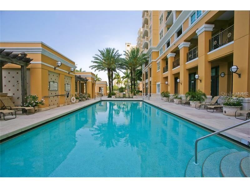 For Sale: $525,000 (1 beds, 1 baths, 815 Square Feet)