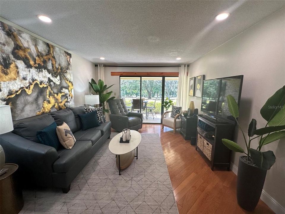 For Sale: $199,000 (1 beds, 1 baths, 610 Square Feet)