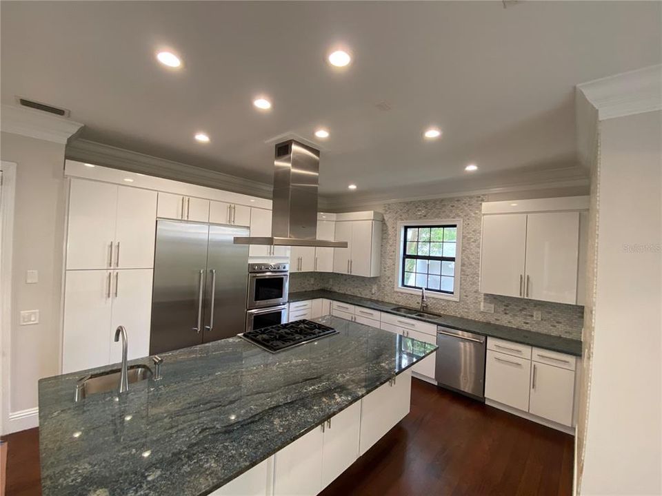 For Sale: $3,500,000 (6 beds, 6 baths, 5777 Square Feet)