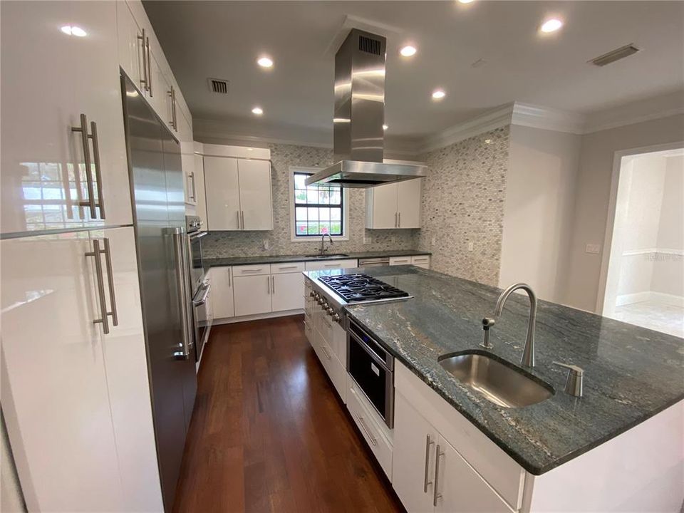 For Sale: $3,500,000 (6 beds, 6 baths, 5777 Square Feet)