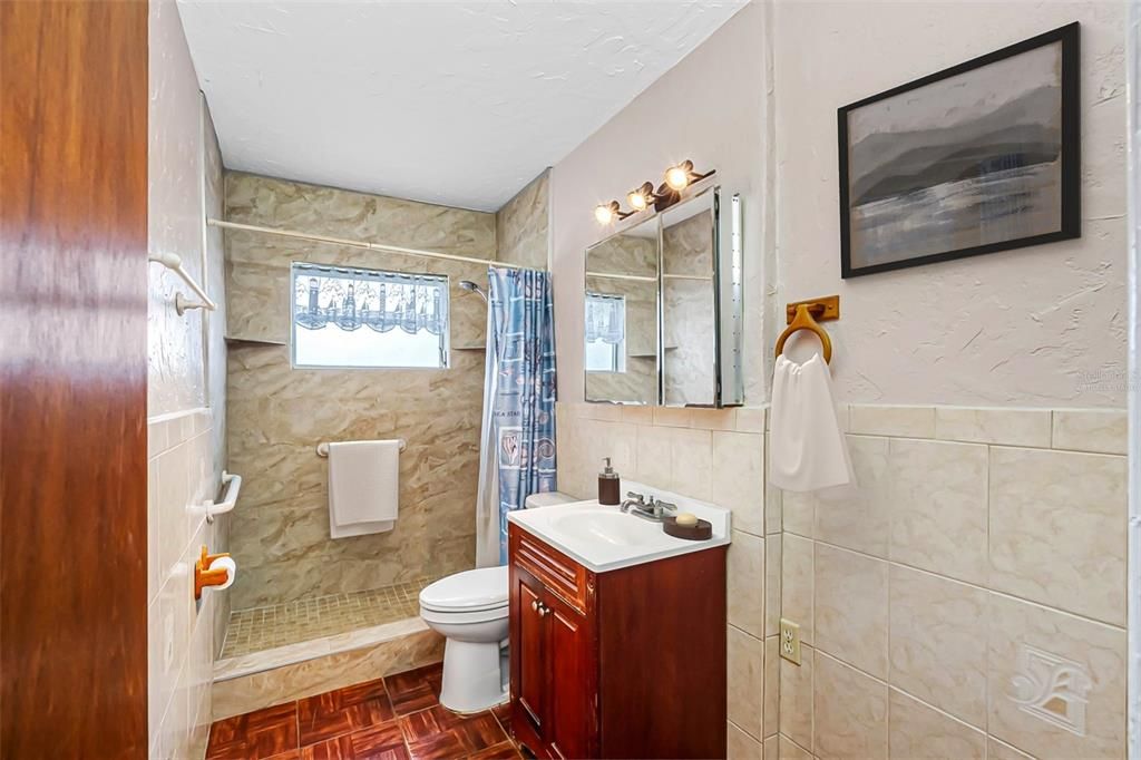 На продажу: $359,900 (2 спален, 1 ванн, 1030 Квадратных фут)