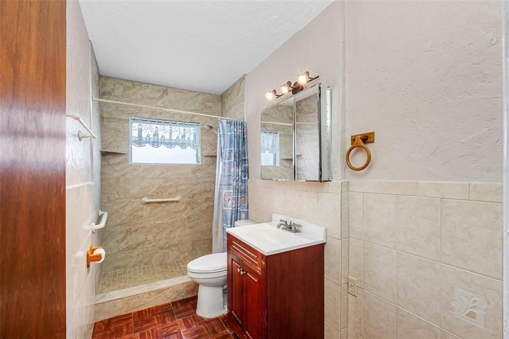 На продажу: $359,900 (2 спален, 1 ванн, 1030 Квадратных фут)