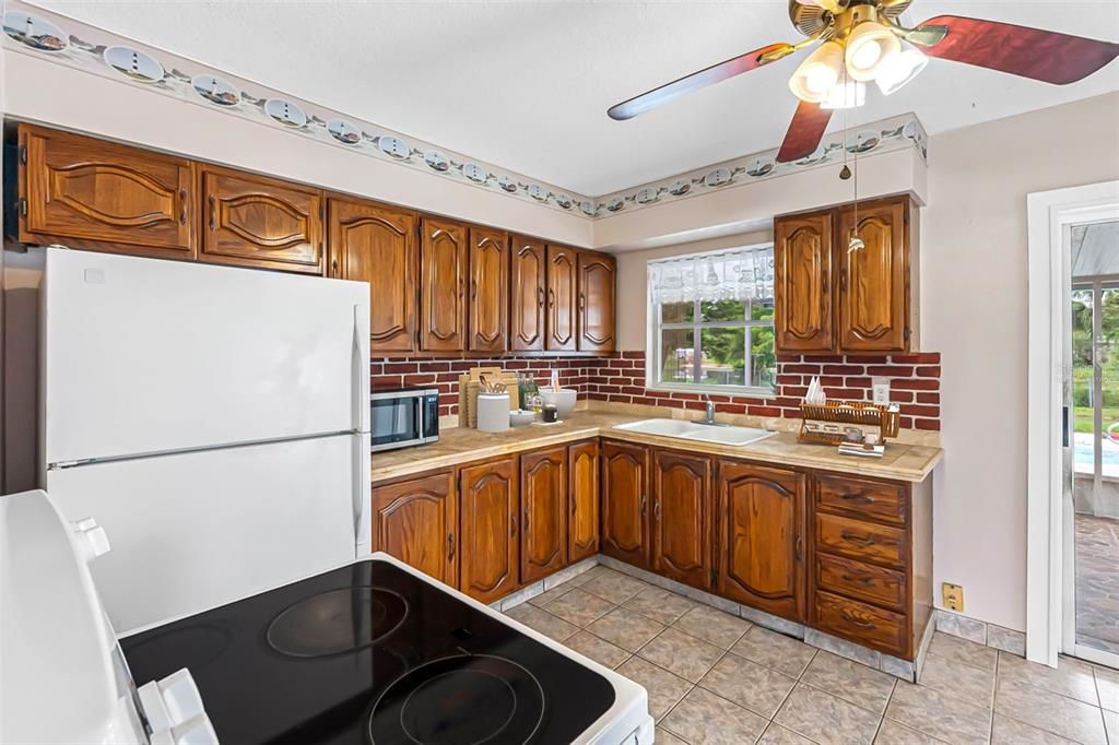 На продажу: $359,900 (2 спален, 1 ванн, 1030 Квадратных фут)
